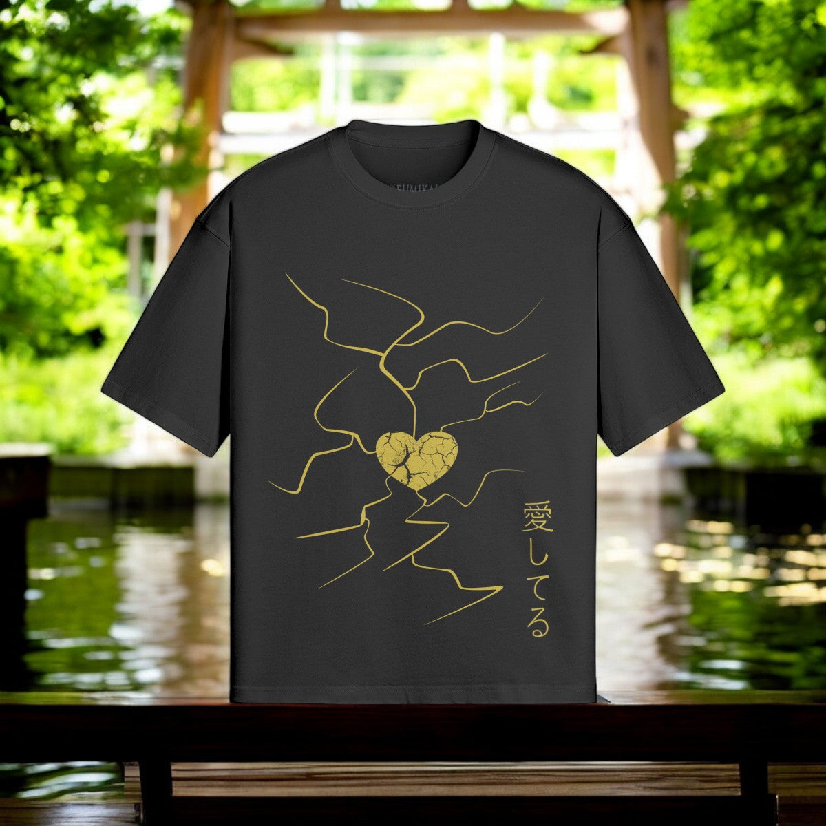 Kintsugi Kunst T-Shirt mit Herzdesign